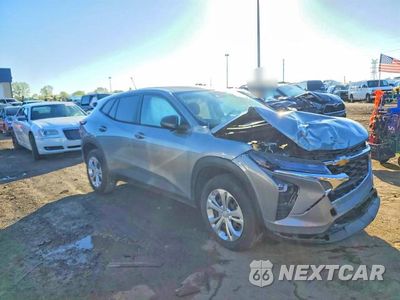 Czwarte zdjęcie samochodu z boku: 2024 CHEVROLET TRAX LS VIN:KL77LFE21RC037263 - miniatura