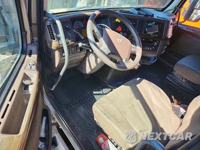Zdjęcie 8 z 13 samochodu: 2016 VOLVO VNL SEMI TRUCK VIN:4V4NC9EH9GN940007 - miniatura