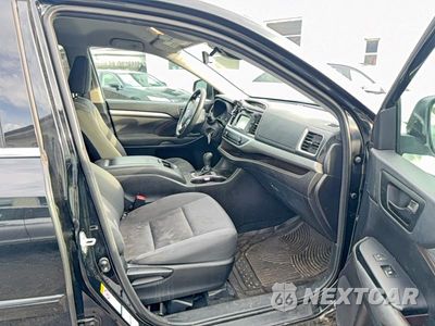 Piąte zdjęcie samochodu w środku: 2018 TOYOTA HIGHLANDER LE VIN:5TDBZRFH9JS904623 - miniatura