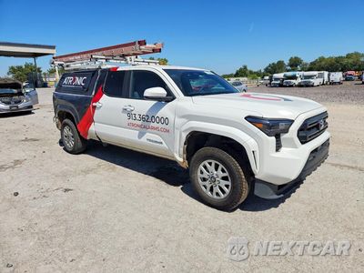 Czwarte zdjęcie samochodu z boku: 2025 TOYOTA TACOMA SR5 VIN:3TMLB5JN7SM132624 - miniatura