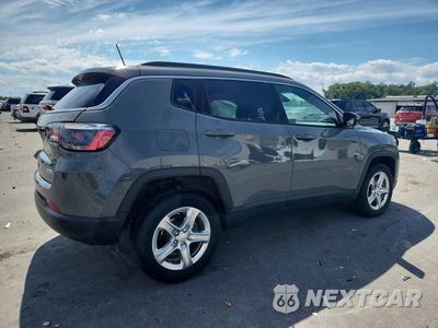 Trzecie zdjęcie samochodu z tyłu: 2023 JEEP COMPASS LATITUDE VIN:3C4NJDBN7PT553907 - miniatura