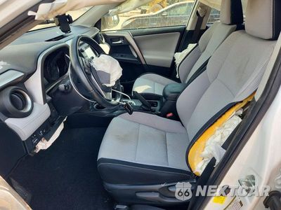 Zdjęcie 7 z 13 samochodu: 2018 TOYOTA RAV4 XLE VIN:JTMWFREV8JD120463 - miniatura