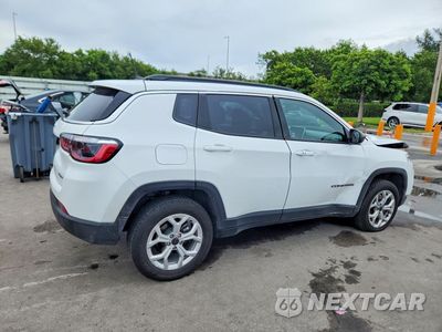 Trzecie zdjęcie samochodu z tyłu: 2025 JEEP COMPASS LATITUDE VIN:3C4NJDBN1ST586328 - miniatura