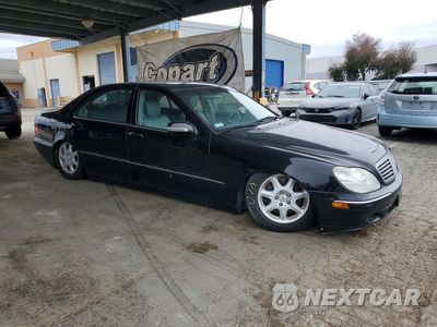 Czwarte zdjęcie samochodu z boku: 2000 MERCEDES-BENZ S 430 VIN:WDBNG70J5YA011745 - miniatura
