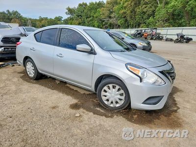 Czwarte zdjęcie samochodu z boku: 2018 NISSAN VERSA SV VIN:3N1CN7AP5JL833285 - miniatura