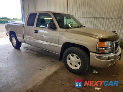 Czwarte zdjęcie samochodu z boku: 2004 GMC NEW SIERRA K1500 VIN:2GTEK19T241240339 - miniatura