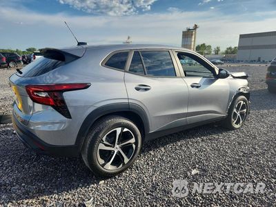 Trzecie zdjęcie samochodu z tyłu: 2024 CHEVROLET TRAX 1RS VIN:KL77LGE25RC085290 - miniatura