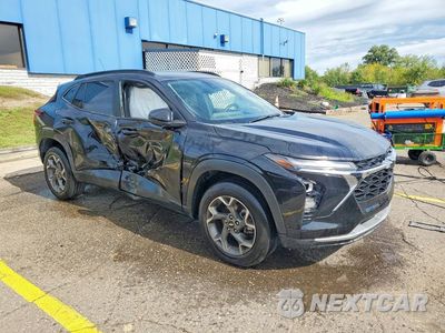 Czwarte zdjęcie samochodu z boku: 2025 CHEVROLET TRAX 1LT VIN:KL77LHEP8SC228398 - miniatura