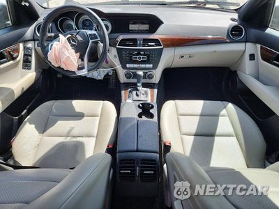 Zdjęcie 8 z 12 samochodu: 2014 MERCEDES-BENZ C 250 VIN:WDDGF4HB7EA939101 - miniatura