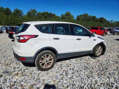 Trzecie zdjęcie samochodu z tyłu: 2018 FORD ESCAPE S VIN:1FMCU0F7XJUB95858 - miniatura