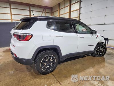 Trzecie zdjęcie samochodu z tyłu: 2025 JEEP COMPASS TRAILHAWK VIN:3C4NJDDN9ST570133 - miniatura