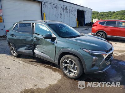 Czwarte zdjęcie samochodu z boku: 2025 CHEVROLET TRAX 1LT VIN:KL77LHEP4SC174999 - miniatura