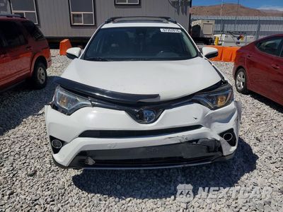 Piąte zdjęcie samochodu w środku: 2017 TOYOTA RAV4 HYBRID XLE VIN:JTMRJREV7HD153170 - miniatura
