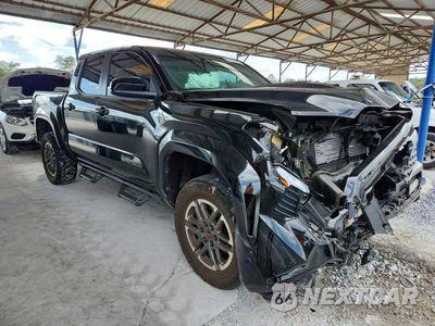 Czwarte zdjęcie samochodu z boku: 2024 TOYOTA TACOMA TRD SPORT VIN:3TYKB5FNXRT007345 - miniatura