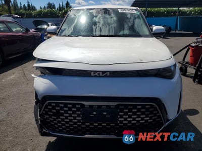 Piąte zdjęcie samochodu w środku: 2024 KIA SOUL EX VIN:KNDJ33AUXR7913027 - miniatura