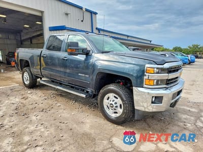 Czwarte zdjęcie samochodu z boku: 2018 CHEVROLET SILVERADO K2500 HEAVY DUTY LT VIN:1GC1KVEY6JF113654 - miniatura