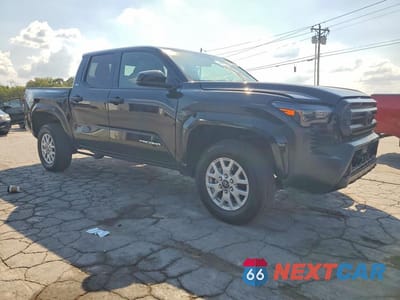 Czwarte zdjęcie samochodu z boku: 2025 TOYOTA TACOMA SR5 VIN:3TMKB5FN7SM034469 - miniatura