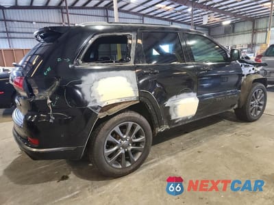 Trzecie zdjęcie samochodu z tyłu: 2019 JEEP GRAND CHEROKEE OVERLAND VIN:1C4RJFCTXKC710926 - miniatura
