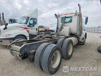 Trzecie zdjęcie samochodu z tyłu: 2016 KENWORTH T800 SEMI TRUCK VIN:3WKDD49XXGF106918 - miniatura