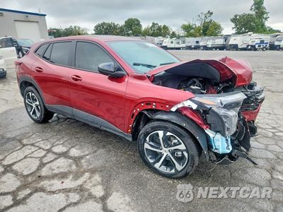 Czwarte zdjęcie samochodu z boku: 2024 CHEVROLET TRAX 1RS VIN:KL77LGE23RC164909 - miniatura