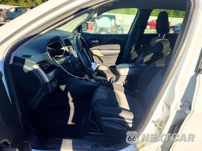 Zdjęcie 7 z 12 samochodu: 2018 JEEP CHEROKEE LATITUDE VIN:1C4PJLCB1JD552949 - miniatura