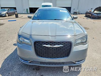 Piąte zdjęcie samochodu w środku: 2019 CHRYSLER 300 S VIN:2C3CCABG6KH679019 - miniatura