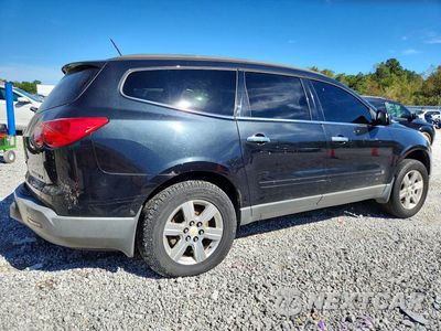 Trzecie zdjęcie samochodu z tyłu: 2010 CHEVROLET TRAVERSE LT VIN:1GNLRFED8AS146869 - miniatura