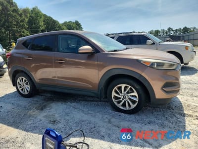 Czwarte zdjęcie samochodu z boku: 2017 HYUNDAI TUCSON SE VIN:KM8J23A40HU385657 - miniatura