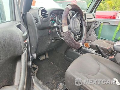 Zdjęcie 8 z 13 samochodu: 2016 JEEP WRANGLER UNLIMITED SPORT VIN:1C4BJWDG9GL110103 - miniatura