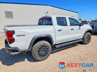Trzecie zdjęcie samochodu z tyłu: 2023 CHEVROLET COLORADO TRAIL BOSS VIN:1GCPTEEKXP1172103 - miniatura