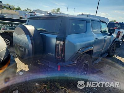 Trzecie zdjęcie samochodu z tyłu: 2024 GMC HUMMER SUV 3X EXTREME OFF ROAD VIN:1GKB0SDC9RU110452 - miniatura