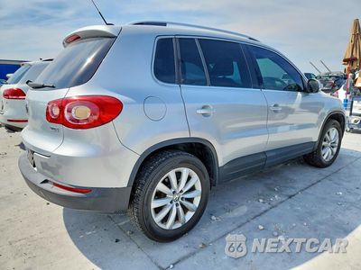 Trzecie zdjęcie samochodu z tyłu: 2011 VOLKSWAGEN TIGUAN S VIN:WVGAV7AX5BW512830 - miniatura