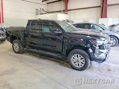 Czwarte zdjęcie samochodu z boku: 2025 TOYOTA TACOMA SR5 VIN:3TYKB5FN1ST030129 - miniatura