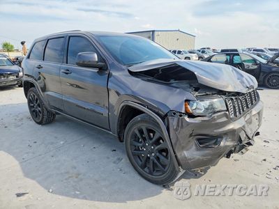 Czwarte zdjęcie samochodu z boku: 2020 JEEP GRAND CHEROKEE LAREDO VIN:1C4RJEAG9LC429881 - miniatura