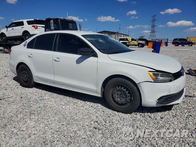 Czwarte zdjęcie samochodu z boku: 2014 VOLKSWAGEN JETTA BASE VIN:3VW2K7AJ8EM324902 - miniatura