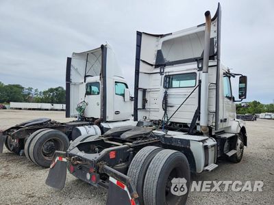 Trzecie zdjęcie samochodu z tyłu: 2018 VOLVO VNL SEMI TRUCK VIN:4V4N39TG1JN892617 - miniatura