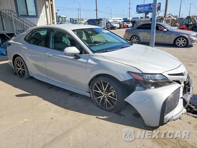 Czwarte zdjęcie samochodu z boku: 2022 TOYOTA CAMRY HYBRID SE VIN:4T1G31AK7NU033116 - miniatura
