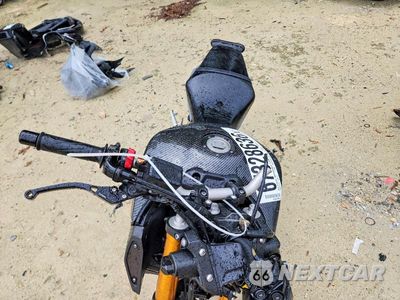 Piąte zdjęcie samochodu w środku: 2015 YAMAHA FZ09 VIN:JYARN33E2FA007418 - miniatura