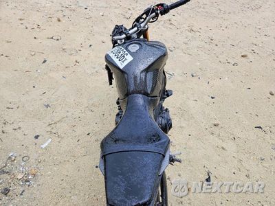 Zdjęcie 6 z 9 samochodu: 2015 YAMAHA FZ09 VIN:JYARN33E2FA007418 - miniatura