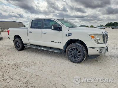 Czwarte zdjęcie samochodu z boku: 2017 NISSAN TITAN XD SV VIN:1N6BA1F28HN517756 - miniatura