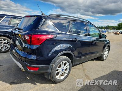 Trzecie zdjęcie samochodu z tyłu: 2019 FORD ESCAPE SEL VIN:1FMCU9HD3KUA57927 - miniatura