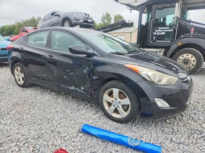 Czwarte zdjęcie samochodu z boku: 2013 HYUNDAI ELANTRA GLS VIN:KMHDH4AE8DU842400 - miniatura