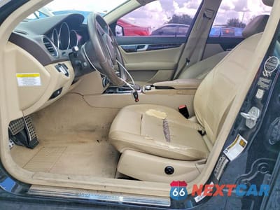 Zdjęcie 7 z 12 samochodu: 2014 MERCEDES-BENZ C 250 VIN:WDDGF4HB3EA945915 - miniatura