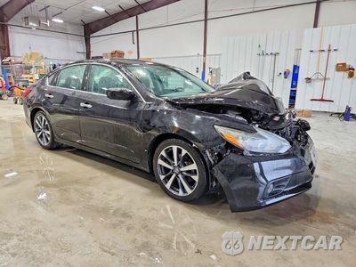 Czwarte zdjęcie samochodu z boku: 2017 NISSAN ALTIMA 2.5 SR VIN:1N4AL3AP0HC138629 - miniatura