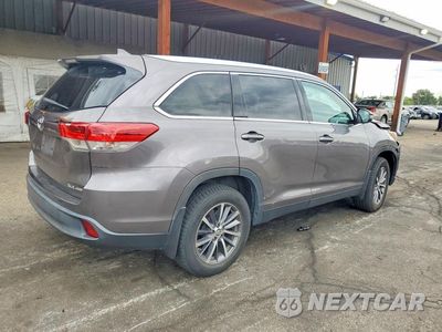 Trzecie zdjęcie samochodu z tyłu: 2019 TOYOTA HIGHLANDER XLE VIN:5TDJZRFH5KS593222 - miniatura