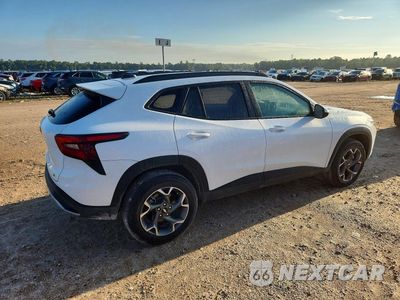 Trzecie zdjęcie samochodu z tyłu: 2025 CHEVROLET TRAX 1LT VIN:KL77LHEP2SC100187 - miniatura