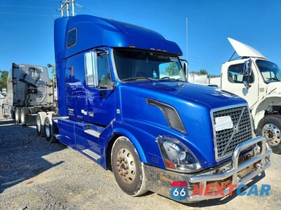 Czwarte zdjęcie samochodu z boku: 2011 VOLVO VNL SEMI TRUCK VIN:4V4NC9EJ9BN295127 - miniatura