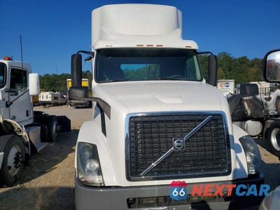 Piąte zdjęcie samochodu w środku: 2017 VOLVO VN VNL - SEMI TRUCK VIN:4V4N39TG2HN988038 - miniatura
