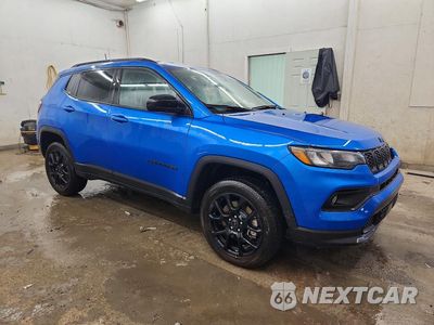 Czwarte zdjęcie samochodu z boku: 2026 JEEP COMPASS LATITUDE VIN:3C4NJDBN8TT207665 - miniatura
