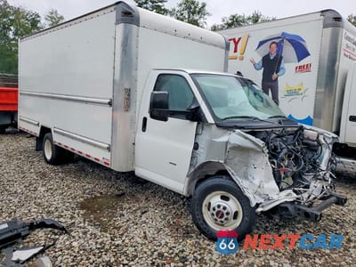 Czwarte zdjęcie samochodu z boku: 2021 GMC SAVANA BOX TRUCK VIN:7GZ37TC72MN013525 - miniatura